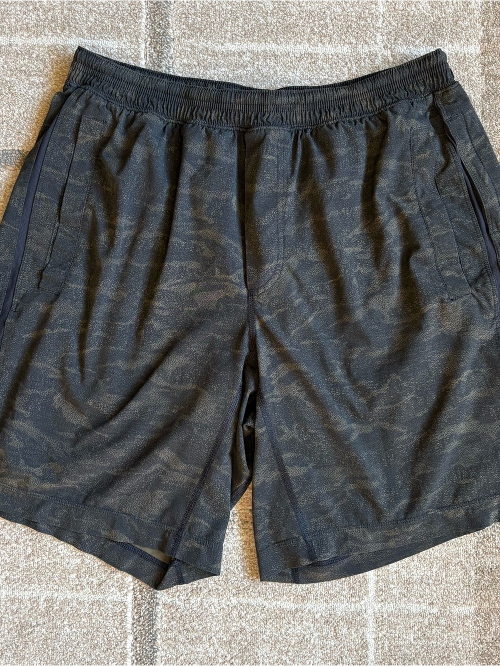 Lululemon Pace Breaker men's athletic shorts black camouflage zippered pocket